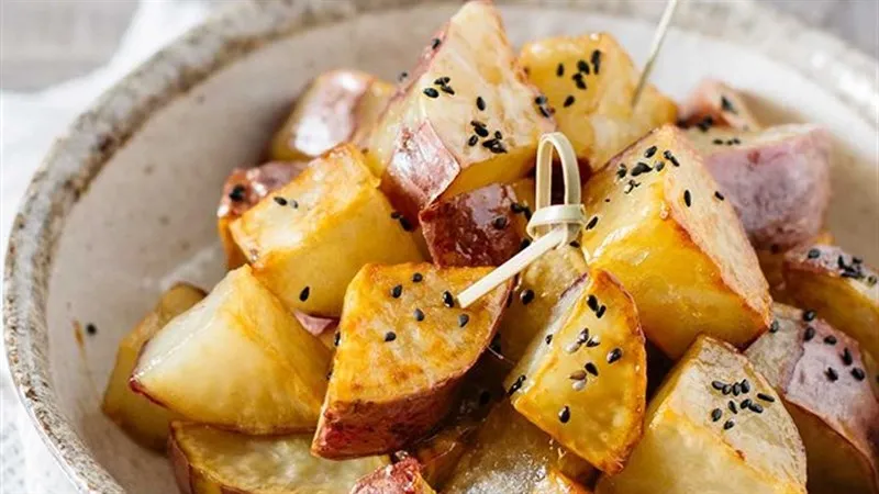 alt="Khoai lang ngào đường kiểu Nhật, một ý tưởng sản phẩm độc đáo cho kinh doanh."