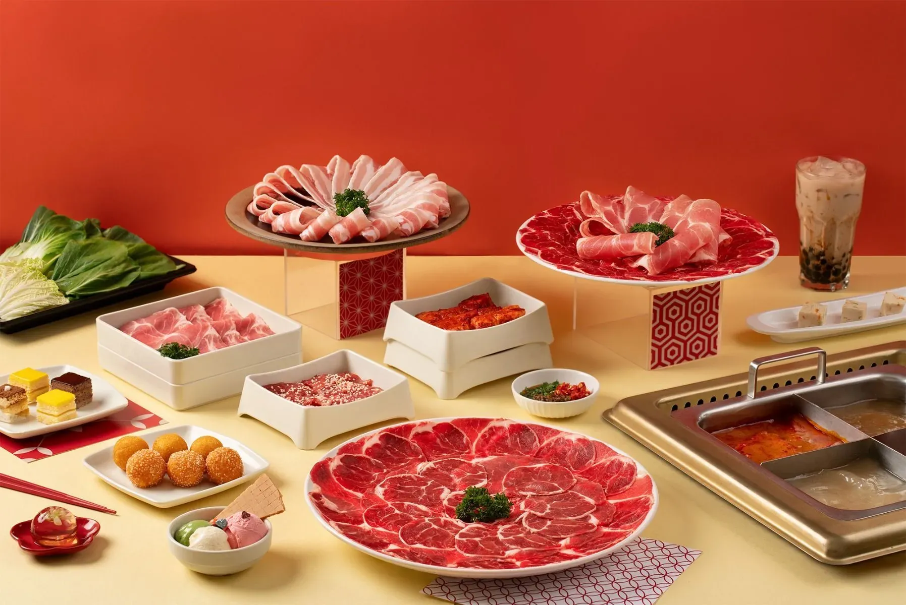 Thực khách đang thưởng thức bữa tiệc buffet lẩu Đài Loan thịnh soạn tại Manwah với các món nhúng đa dạng, hấp dẫn