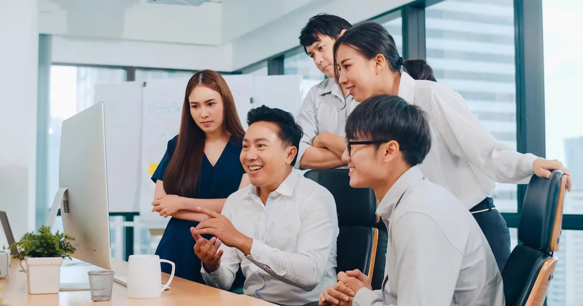 Nhà quản lý đang thảo luận cùng nhân viên về cách quản lý nhân viên hiệu quả trong một cuộc họp nhóm