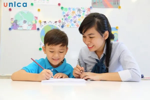 Giáo viên đang giảng dạy cho học sinh qua màn hình máy tính, minh họa cách kinh doanh không cần vốn qua việc dạy học trực tuyến