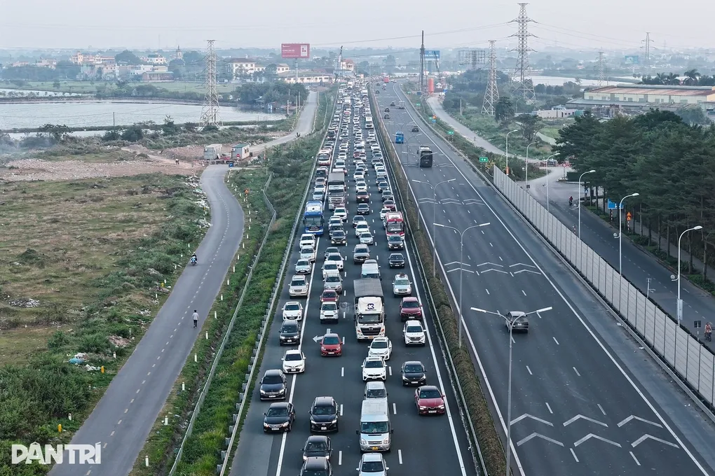 Dòng phương tiện ô tô đang di chuyển tốc độ cao trên đường cao tốc Pháp Vân - Cầu Giẽ
