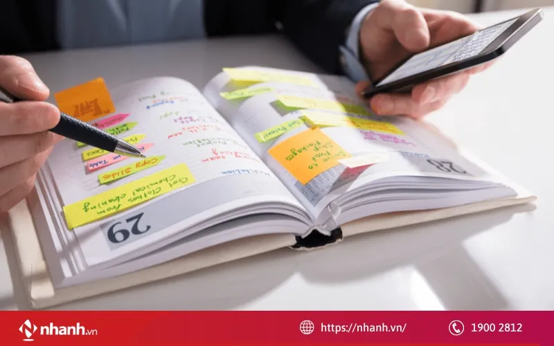 Minh họa phương pháp quản lý doanh thu bán hàng thủ công bằng sổ sách truyền thống