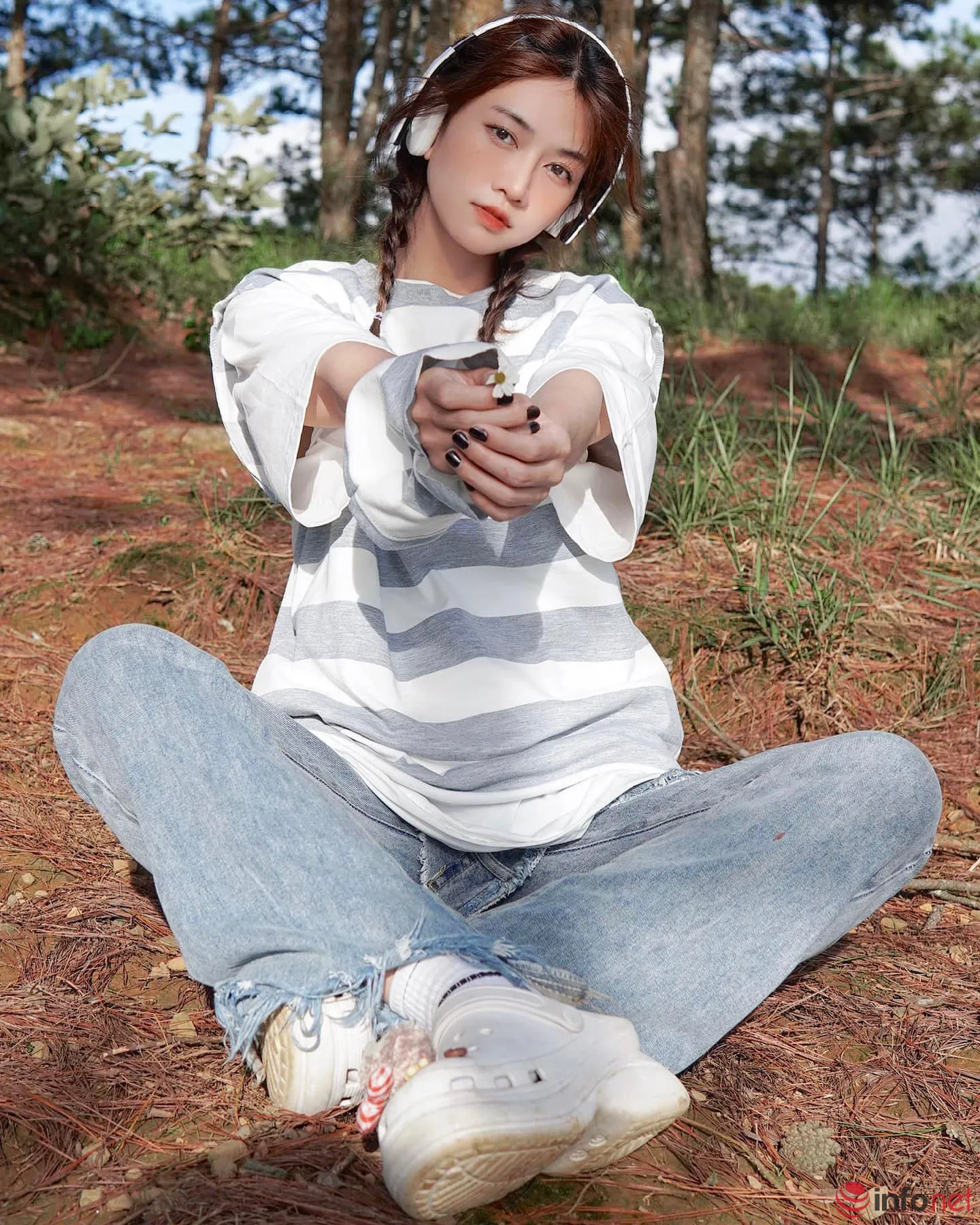 Cô gái trẻ chăm chú làm việc handmade với dụng cụ đơn giản, thể hiện tinh thần khởi nghiệp vốn ít