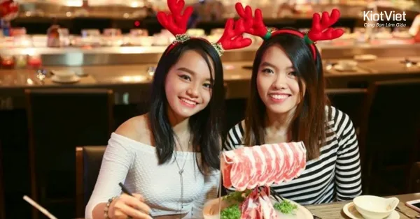 Nhân viên đang ghi order trên thiết bị di động, thể hiện sự chuyên nghiệp hóa trong cách quản lý nhà hàng ăn uống