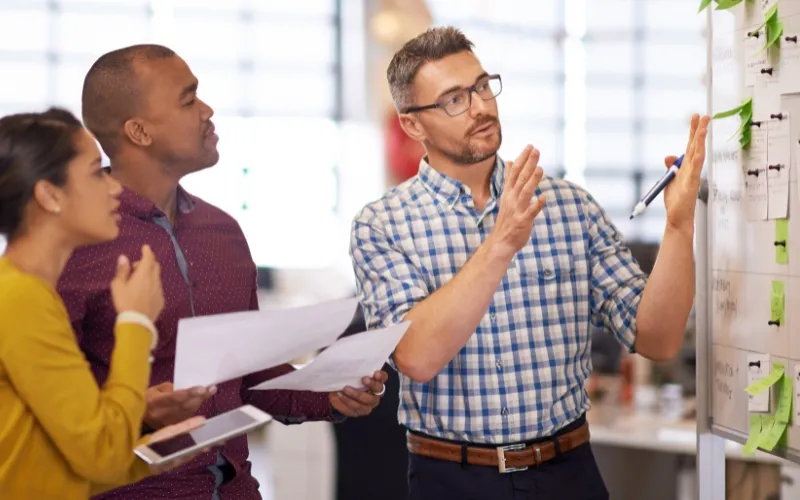 Nhà quản lý định hướng đang truyền đạt tầm nhìn lớn cho đội ngũ