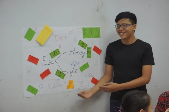 Học sinh tham gia lớp học tài chính cá nhân với giảng viên ngân hàng