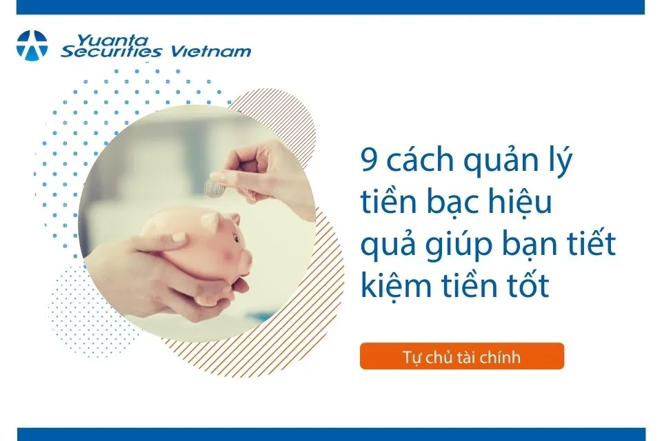 Người phụ nữ đang ghi chép các mục tiêu tài chính cụ thể vào sổ tay