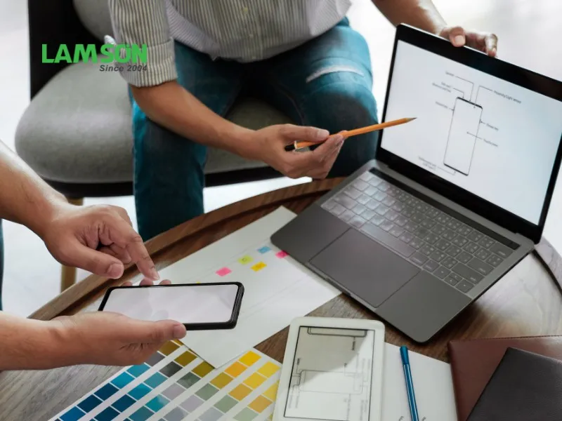 Bàn làm việc của người quản lý xưởng sản xuất đồ gỗ với các tài liệu kế hoạch sản xuất