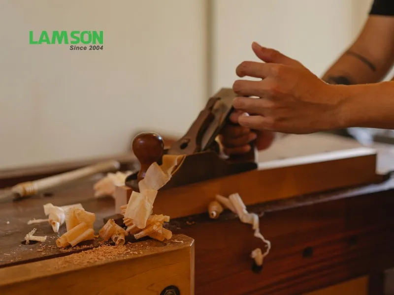 Người quản lý điều phối công việc trong xưởng sản xuất để tối ưu hóa năng suất