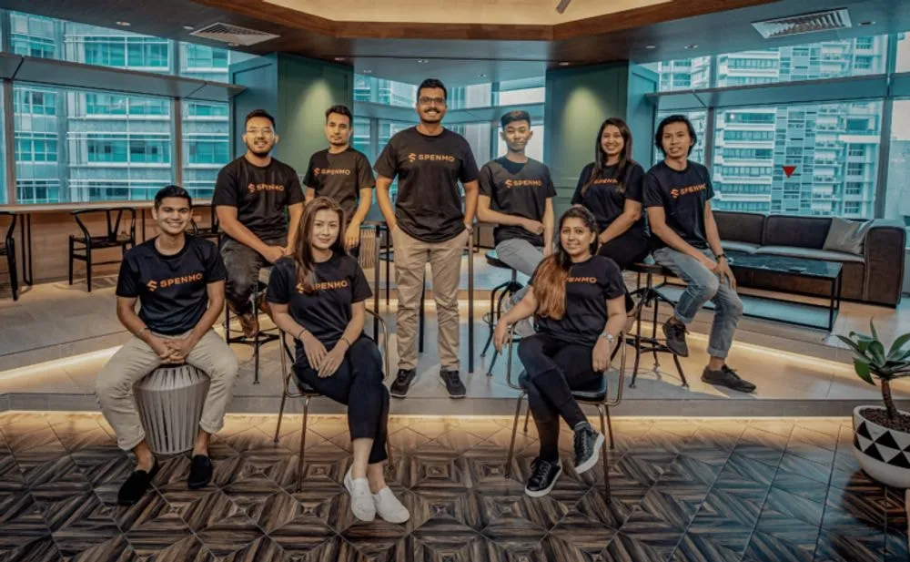 Nhân viên đang thảo luận về giải pháp phần mềm quản lý để tìm cách kinh doanh hiệu quả