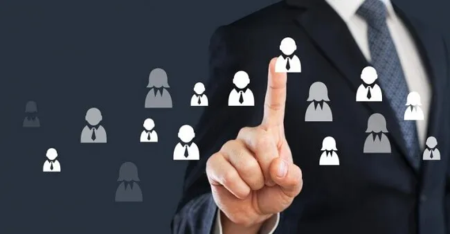 Nhà quản lý đang họp với đội ngũ nhân sự để thảo luận về mục tiêu kinh doanh