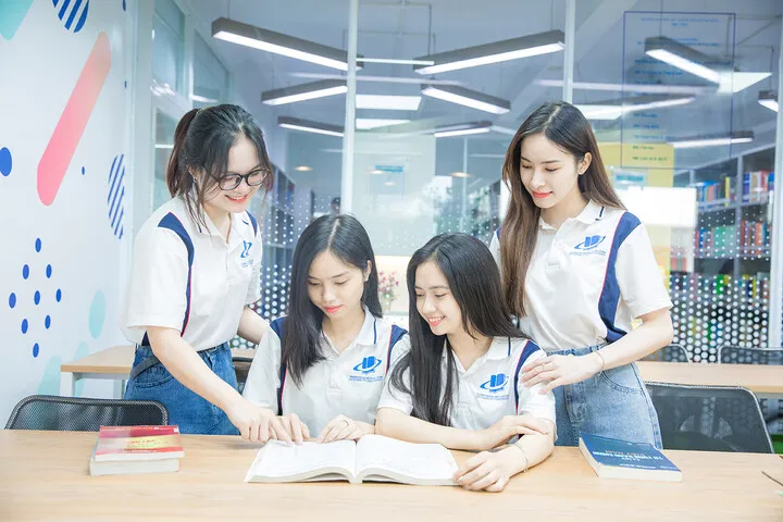 Sinh viên đang học tập tại thư viện trường đại học, một phần thiết yếu trong cách quản lý thời gian hiệu quả cho sinh viên.