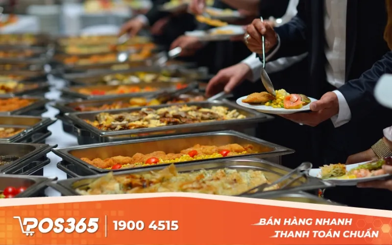 Nhân viên nhà hàng đang dọn dẹp khu vực ăn uống