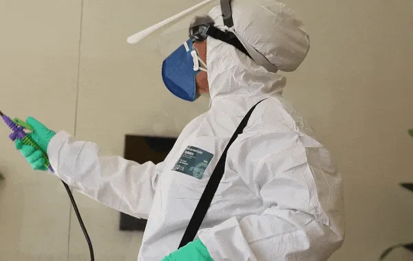 Nhân viên đang khử khuẩn nơi làm việc để đảm bảo an toàn vệ sinh