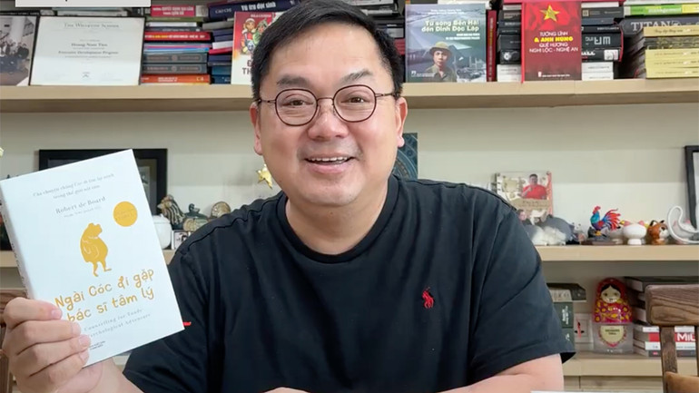 Anh Hoàng Nam Tiến đang phát biểu trong buổi livestream, bàn luận về tầm quan trọng của việc học cách quản lý tài chính và phát triển bản thân