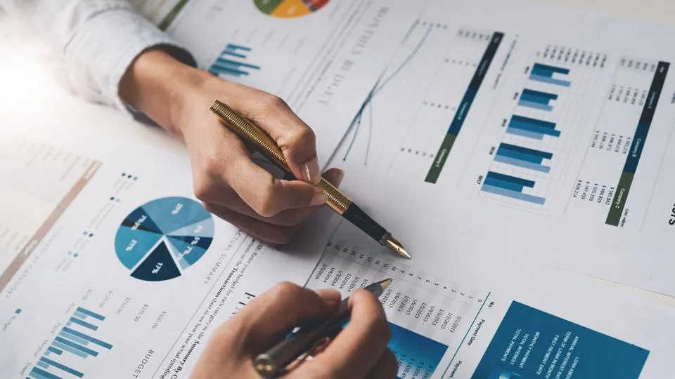 Giao diện dashboard hiển thị biểu đồ và dữ liệu tài chính minh bạch