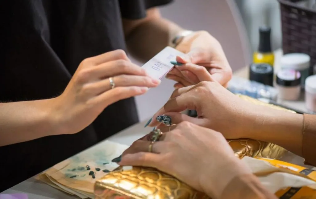 Nhân viên tiệm nail đang tham gia buổi học đào tạo nâng cao tay nghề