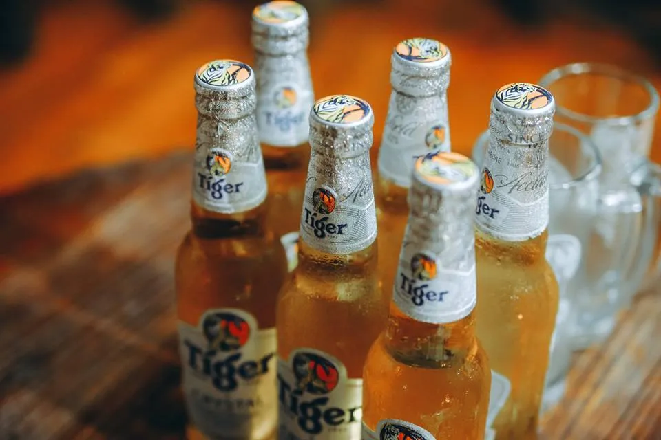 Người quản lý đang ghi chép và kiểm đếm số lượng bia được lấy ra tại khu vực phục vụ tiệc cưới để tránh thất thoát