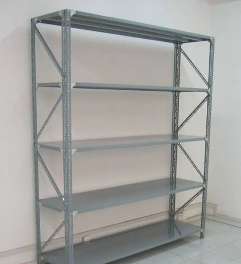 Sắp xếp kệ sắt chứa hàng khoa học trong kho để tối ưu cách quản lý shop quần áo