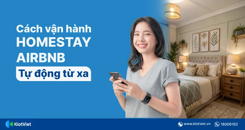 Chủ homestay sử dụng điện thoại để kiểm tra hệ thống cách quản lý homestay từ xa