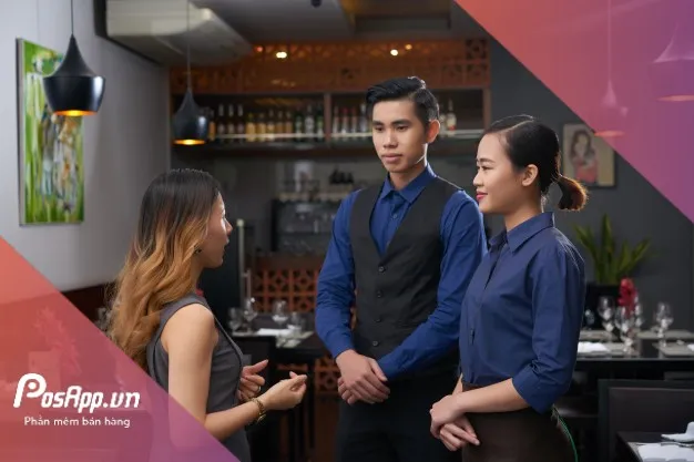 Nhân viên nhà hàng đang phục vụ khách hàng, minh họa cách quản lý nhân viên nhà hàng