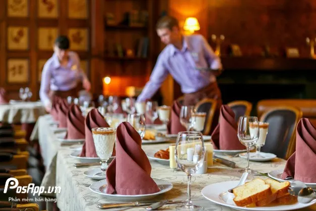 Quản lý nhân viên quán ăn thông qua việc tổ chức các buổi đào tạo nghiệp vụ chuyên nghiệp, rèn luyện kỹ năng phục vụ bàn