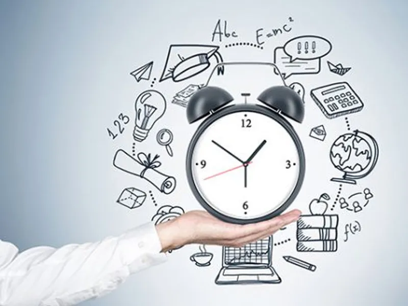 Hình ảnh minh họa một người đang sắp xếp các nhiệm vụ học tập theo thứ tự ưu tiên trên bàn làm việc