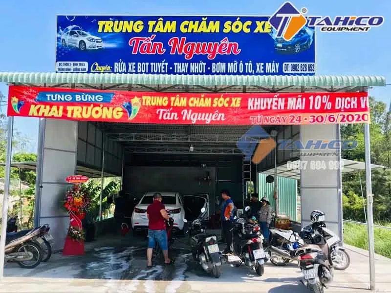 Chủ tiệm đang sắp xếp và phân chia công việc trong tiệm rửa xe