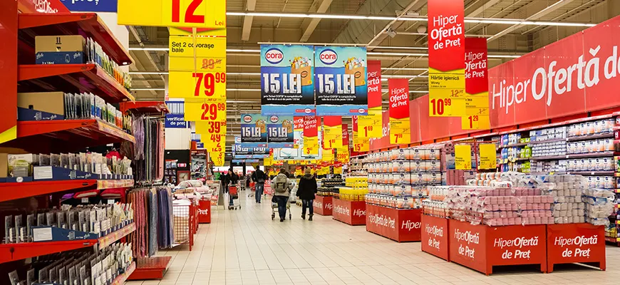 Hình ảnh một góc siêu thị trưng bày nhiều loại sản phẩm khác nhau trên các tầng kệ