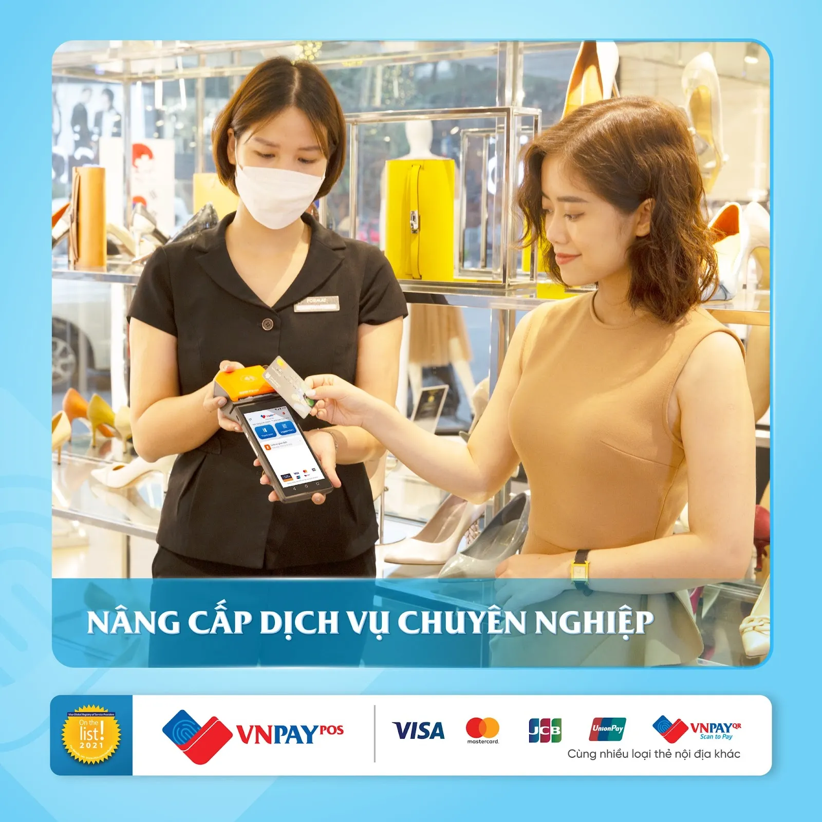 Nhân viên bán hàng thanh toán tận nơi bằng máy SmartPOS