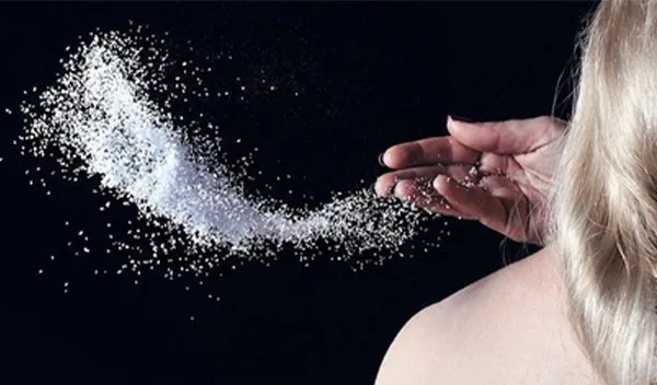 Hình ảnh ném muối qua vai trái, một cách đốt phong lông kinh doanh truyền thống